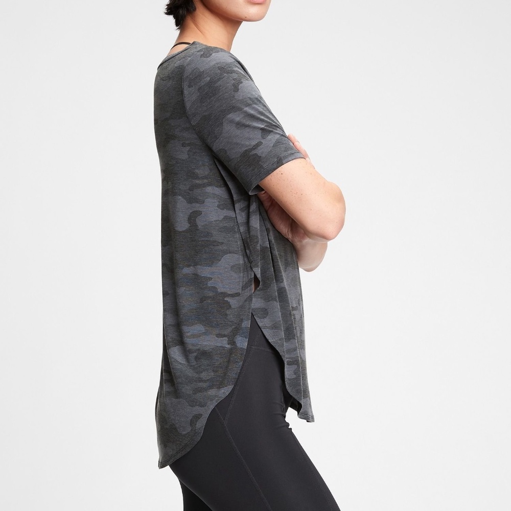 GapFit Breathe Short Sleeve Tee Black Camouflage Size M